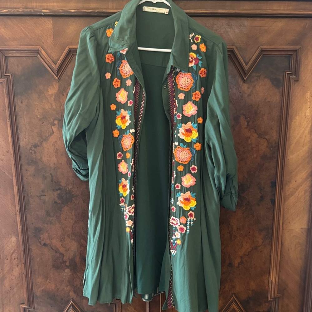 ANDREE BY UNIT Green Shirt or  Dress with Floral Embroidery